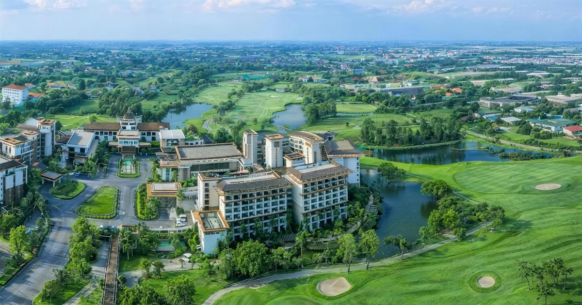 The Golf Suite Hotel beside the course